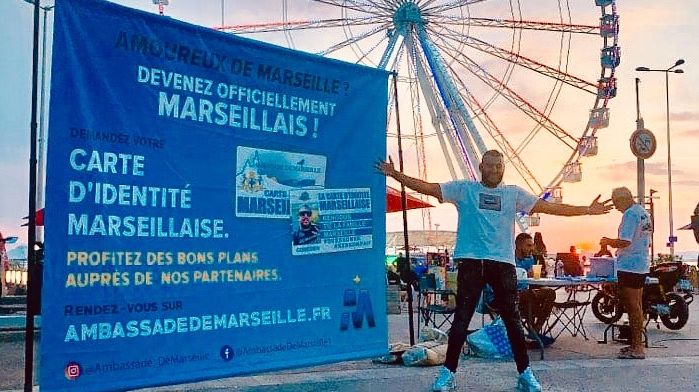 L'association Ambassade de Marseille lance la "carte d'identité marseillaise". Une carte bleue et blanche aux couleurs de la ville et de l'OM.