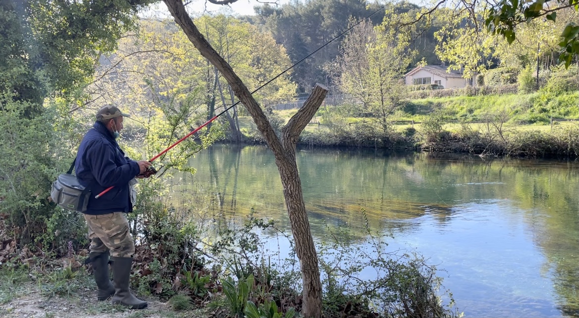 amateur pêcheur, Jean-Marc, 47 ans, vient pêcher chaque matin sur les bord de la Sorgue.